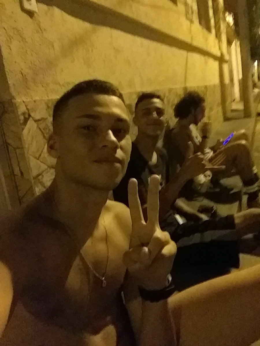 2R_Rhuan's tweet photo. Esses arrombados jogaram a chave lá na rua, então ninguém vai entrar em casa, nós vamos dormir aqui no portão. Boa noite a todos @lcsavila99 https://t.co/FI0LW2N7YC