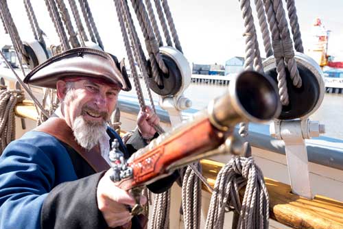 GYMaritime's tweet photo. Can you describe a day out at Great Yarmouth Maritime Festival using emoji? #WorldEmojiDay 😀🌞🤣☠🗣💑👪👨‍👩‍👧‍👦🤳👣👃💦🐟🐚🦀🦅💐🥓🍔🍬🍦🍻☕🍩🎉🎏⛵⚓🎶🎤📷🇬🇧 https://t.co/zroaI5ZuCd