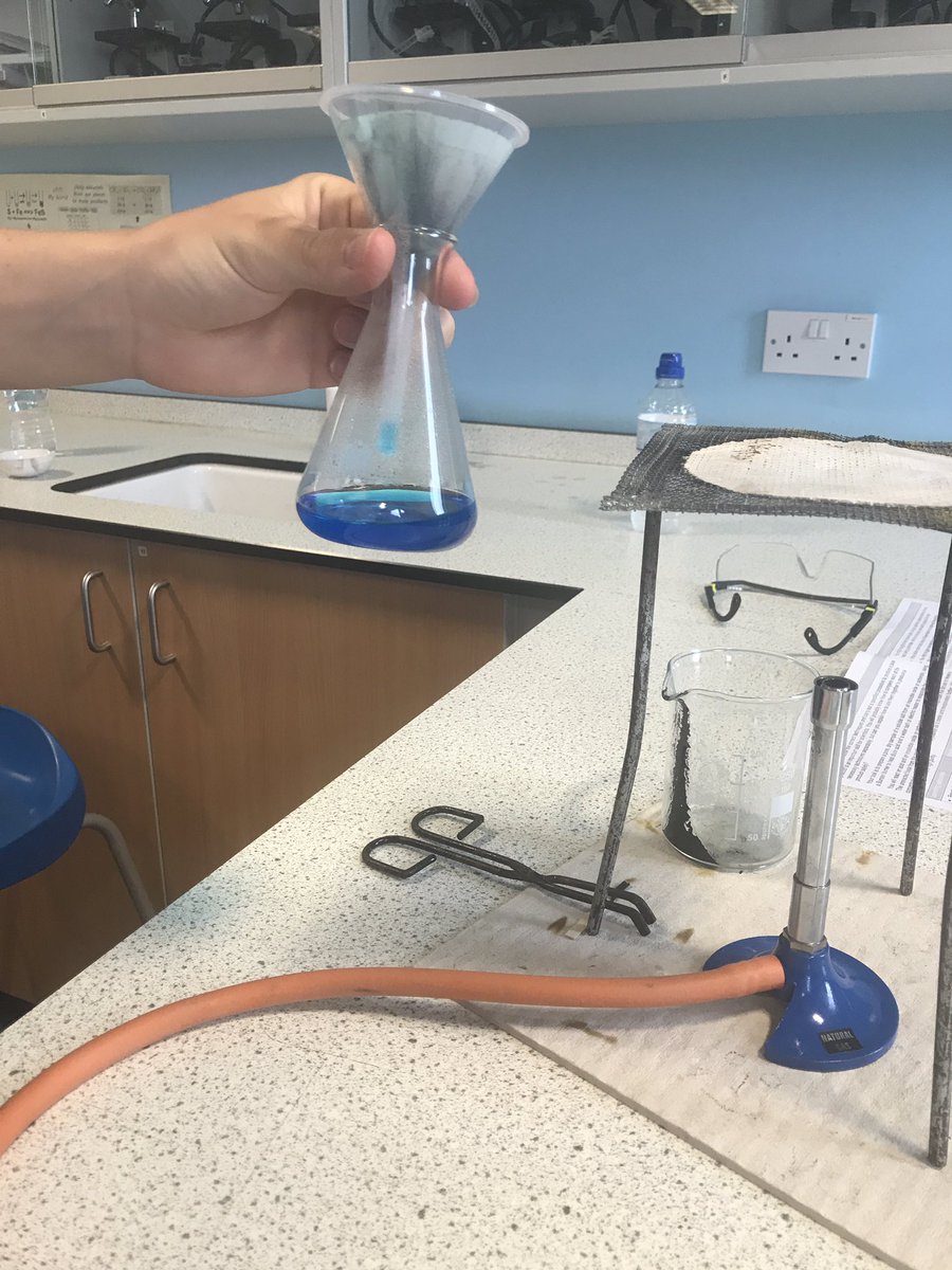 KDScience's tweet image. Year 10 Chemists making salts #aqatrilogy #gcse #requiredpractical #chemistry
