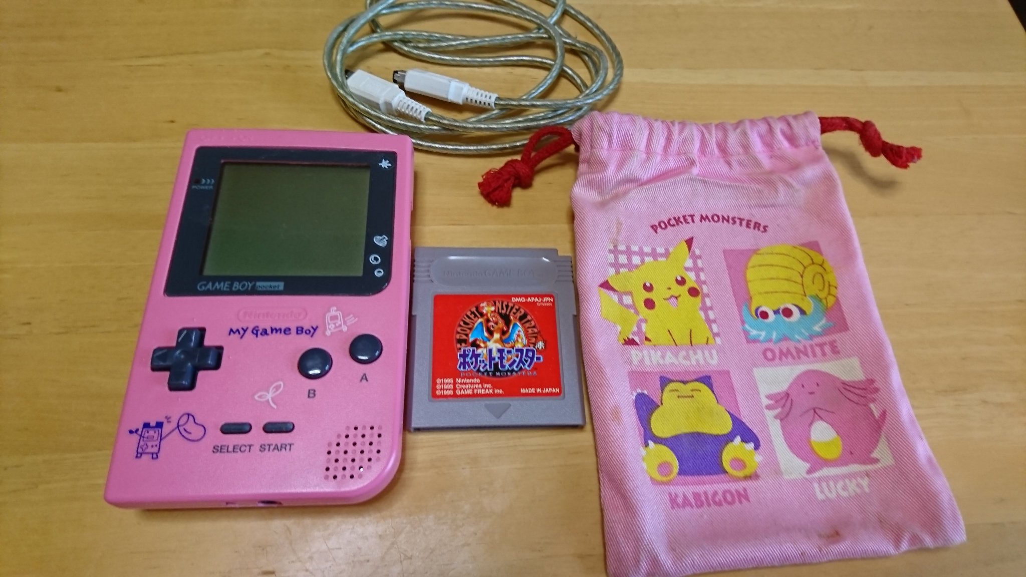 あきねえ 押し入れから出てきた 初代ポケモンとゲームボーイポケット 通信ケーブル 懐かしさに震えろ 画面は白黒でバックライトも点かないという仕様だ T Co rh7haqm3 Twitter