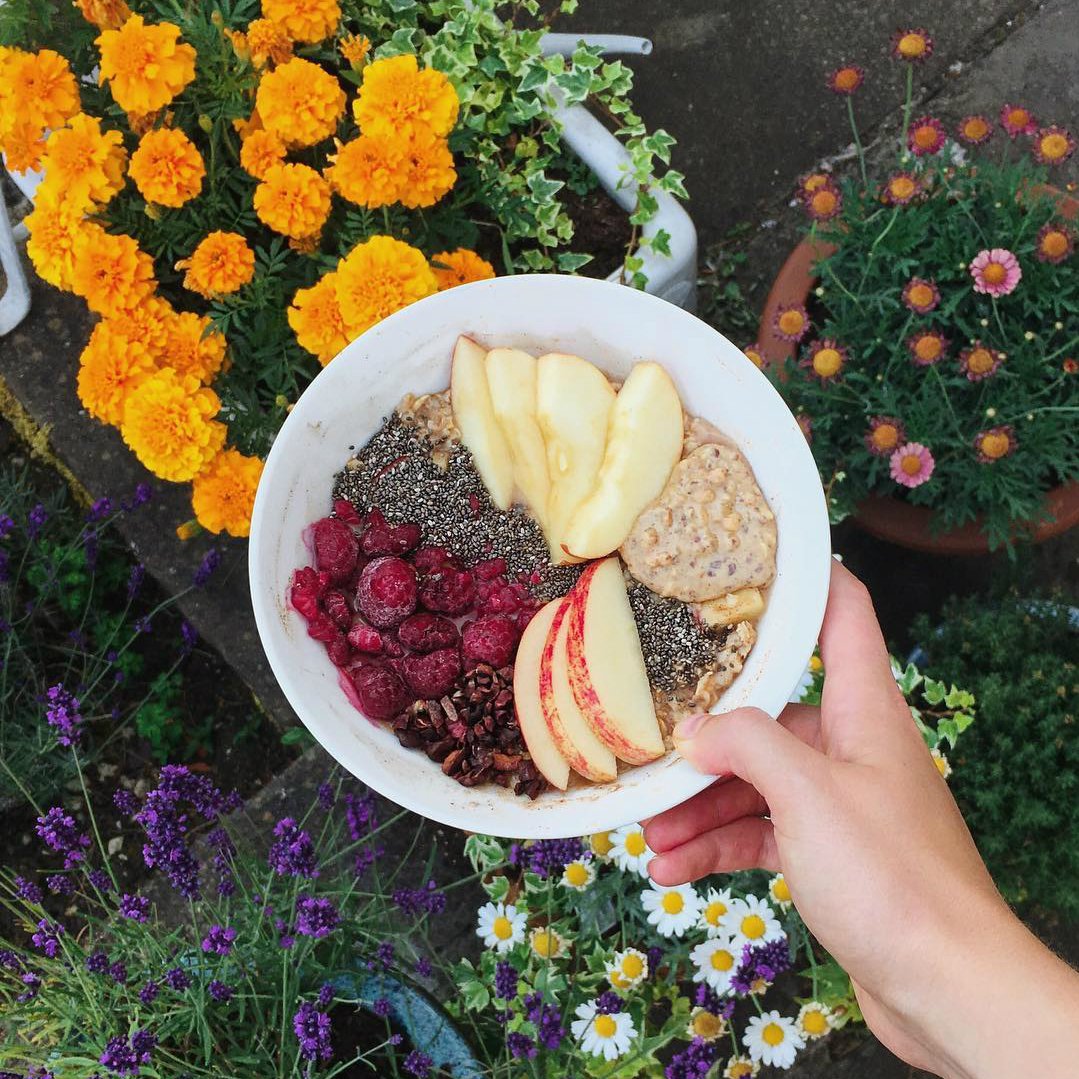 Flower power and peanut power are both good ways to start your day. Flowers are proven to lift mood, while peanut butter lifts energy. 🌸🥜
📷 by <a href="/hanhanhoughton/">Hannah Houghton</a>