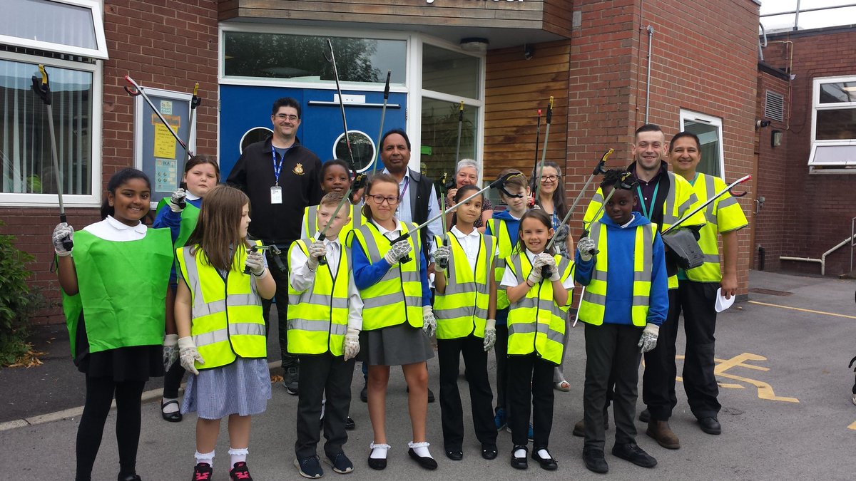 All set for the joint litterpick on Higginshaw! <a href="/CafferkyEmma/">Emma Cafferky</a> <a href="/FirstForFCHO/">First Choice Homes Oldham</a> <a href="/FCHONeighbourhd/">FCHO Neighbourhoods</a> @Neat_Nhds <a href="/WasteManagement/">WM</a>