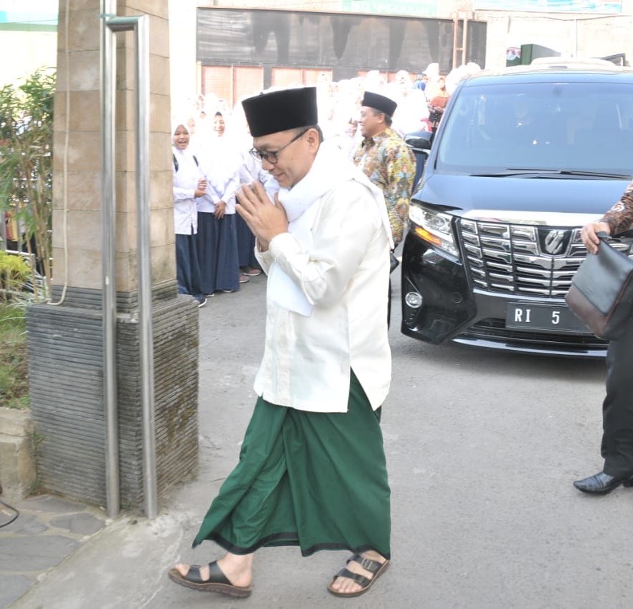 ZUL_Hasan's tweet photo. Silaturrahmi sekaligus mohon nasehat &amp; masukan dari Kyai Asep Saifuddin Chalim pimpinan Ponpes Amanatul Ummah Mojokerto. 

Semoga Allah muliakan para Ulama &amp;  Teladannya jadi berkah untuk bangsa 😊 #AmanatUlama 

https://t.co/jiJxfQYajL https://t.co/ouGXyMIg1r