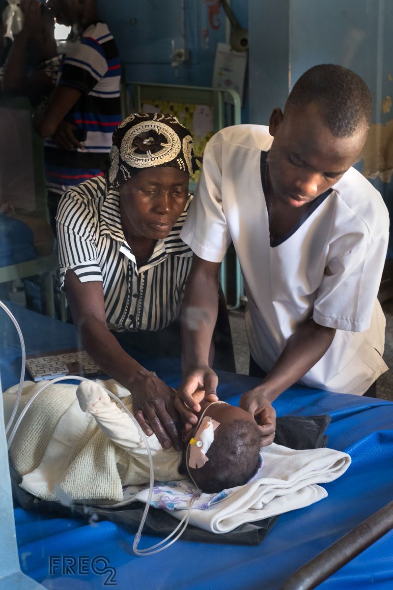 FREO2_AU's tweet photo. A special moment today in Mbarara, Uganda, as hospital staff and a family member gently care for a newborn boy who has just become the first child to be assisted with oxygen from the FREO2 low pressure oxygen system, a lifesaving treatment #unimelb https://t.co/eQh2GCAEib