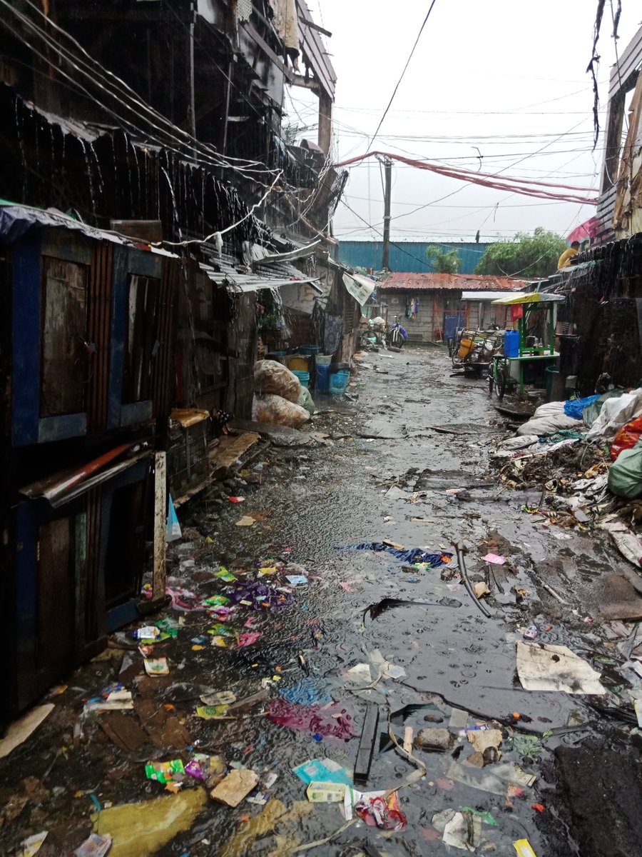 clarklopezzz's tweet photo. Earlier when ppl were sound asleep due to the heavy rains, my mom and I volunteered to give food to the pipz living in the slum. 
Very noice and nakapagsuot din ako ng pangarap kong kapote. Super happy hehe

#InServiceofHumanity https://t.co/oPNqDzcoP8
