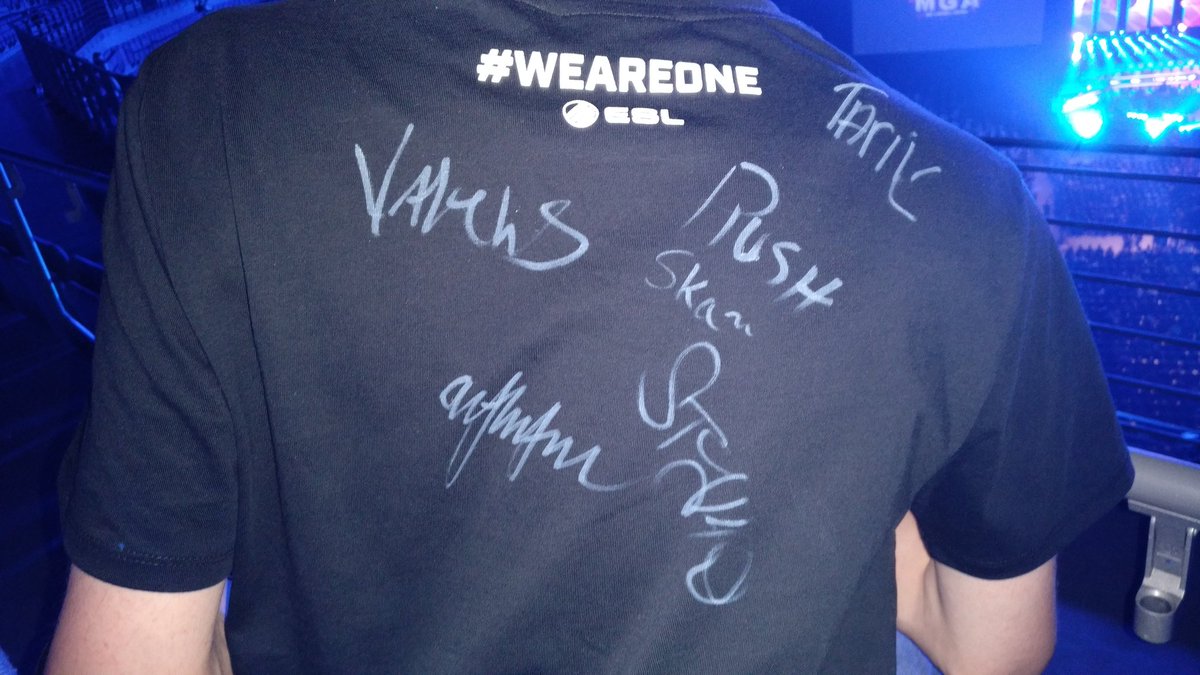 OrpholiosStigma's tweet photo. #cloud9 The signing session you did on #ESLOne on shirts and all that, is it waterproof? Don't want to wash it and the signing of all c9 members are gone! https://t.co/M5DshdEZyC
