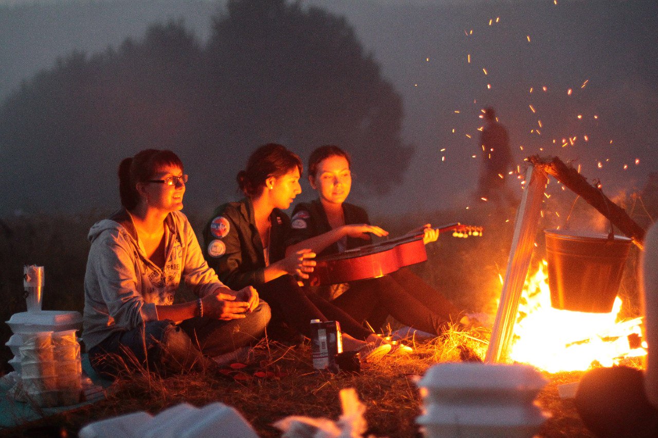 Песни под костер список. Песня у костра. Афиша вечер у костра. Туристы у костра. Песни под костер список.