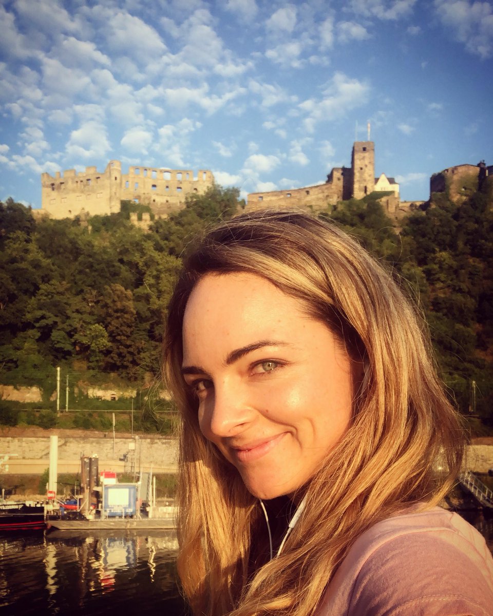 AleRojasMusic's tweet photo. 🤩🙌🏻#run #buenosdias #gutenmorgen #laufen #rennen #soprano #music #musica #musik #opera #oper #deutschland #deutschland🇩🇪 #rhein #mexico #mexicaner #alerojasmusic #singerin #opersinger #schloss #schloß https://t.co/CImuCBAH7X
