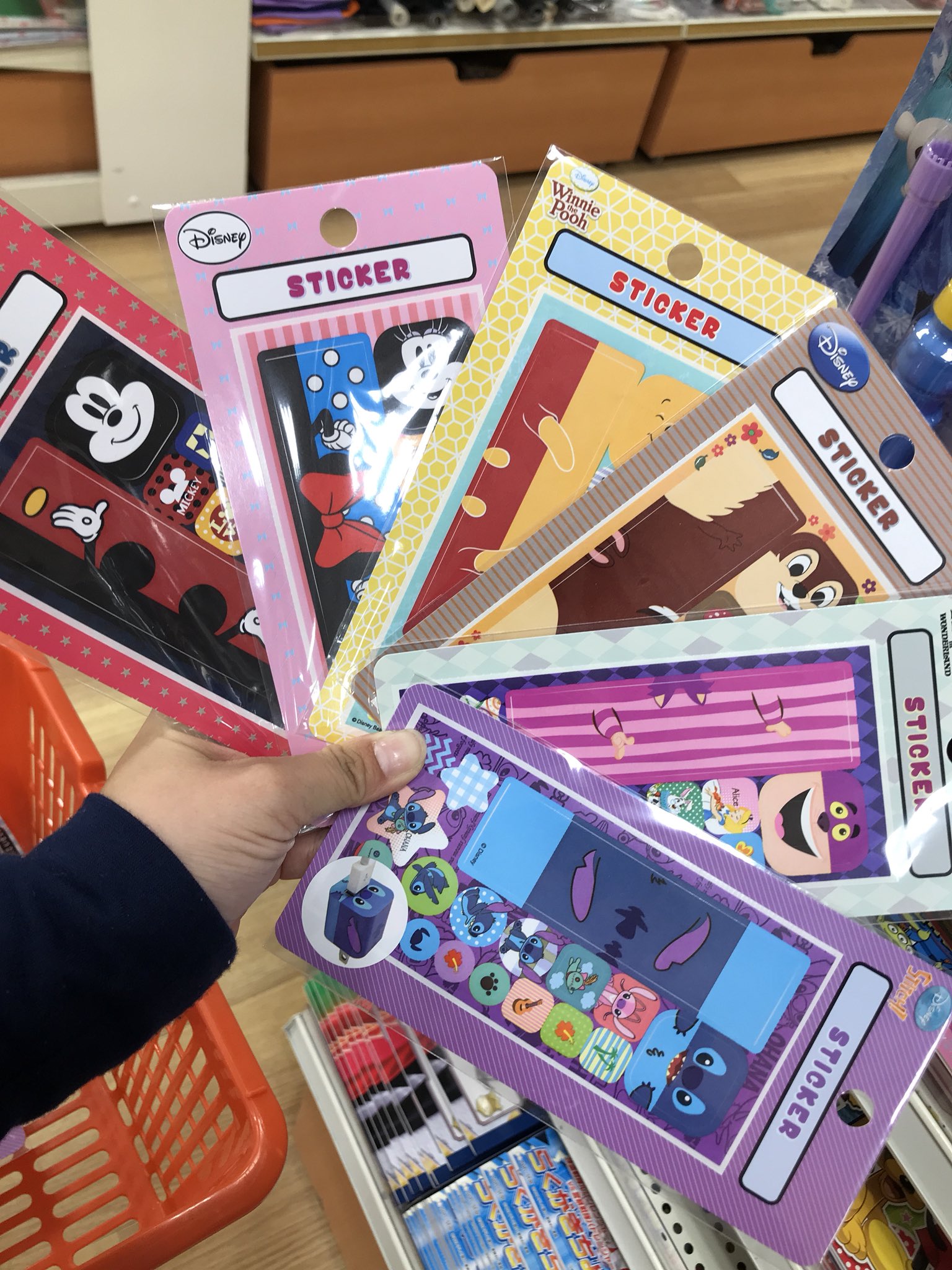 すててこ こちらも キャンドゥ ディズニー のデコレーションステッカー Iphoneの充電器に貼ろ