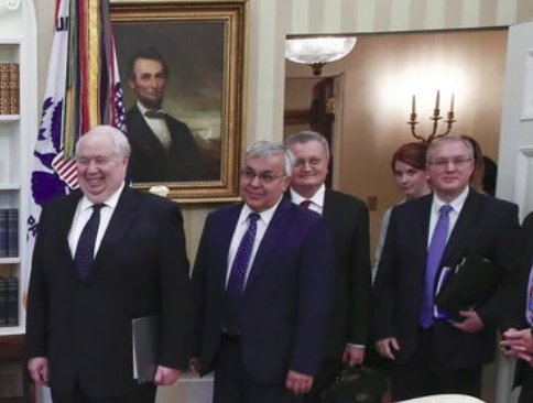 _Matheuu_'s tweet image. Seriously, is that really Butina (the redhead) in the oval office the day after Comey was fired..???