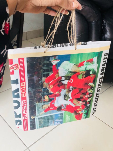 ratikasingh5's tweet image. Eco Warriors of GEMS Modern Academy join forces to #BeatPlasticPollution. The project "Say No To Plastic Bags" aims to lessen use of plastic bags by collecting newspapers to make paper bags &amp;amp; distributing them to local shops. #8weekstreak 
@KHDA 
@KNargish