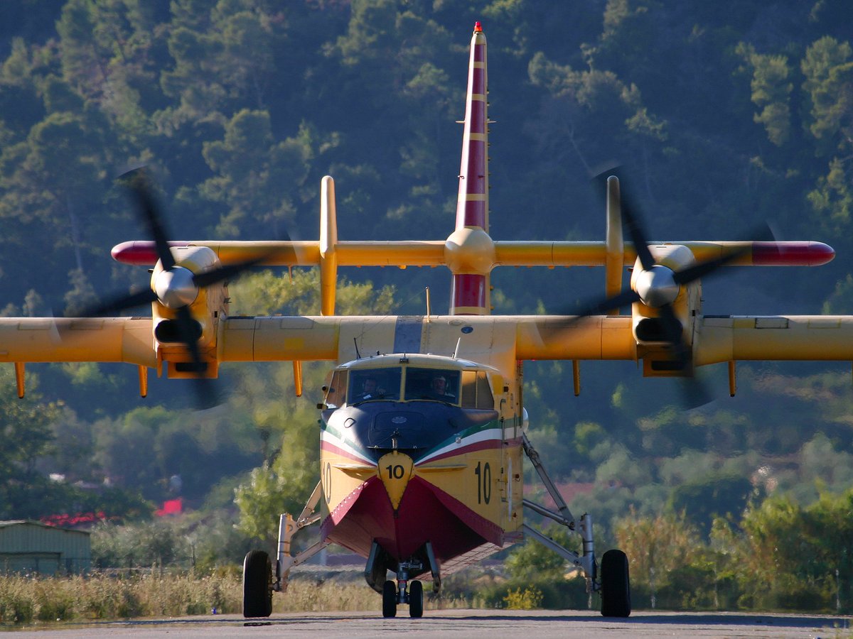 Canadair in decollo