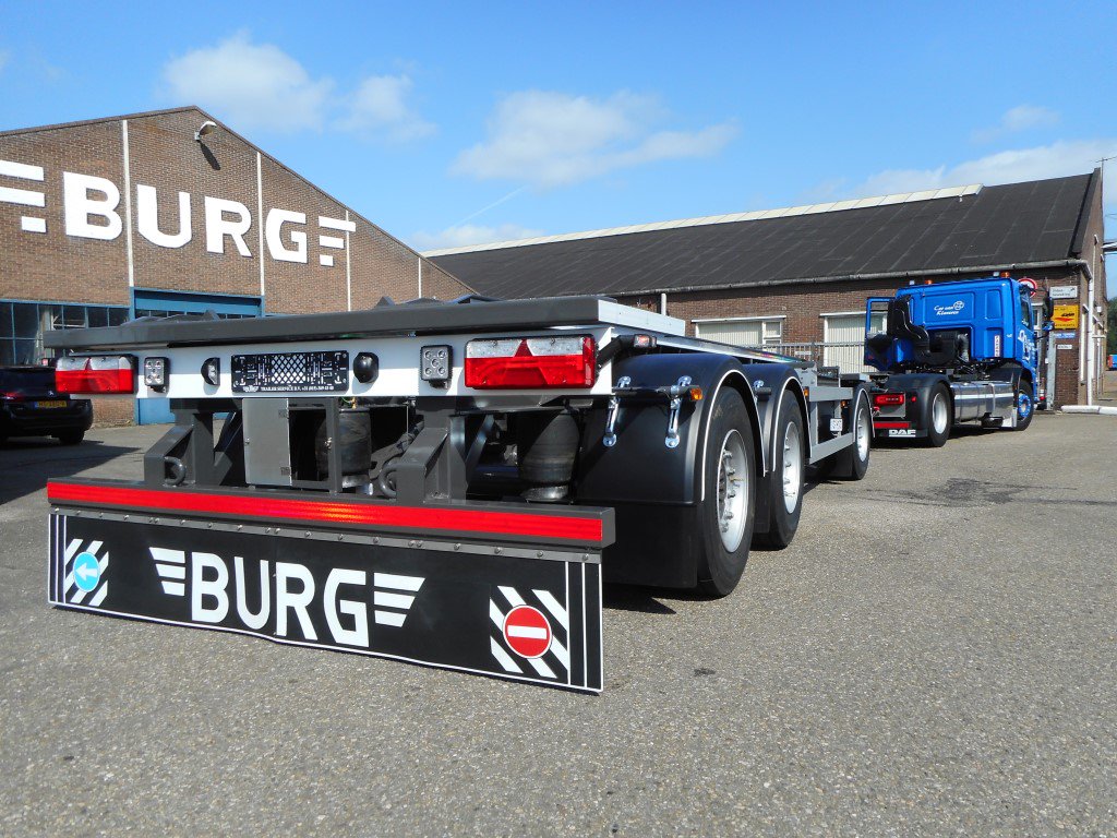 Burgtrailers's tweet photo. Daar ging die dan...Gisteren hebben we de eerste van 2 nieuwe containerchassis aan @Renewi_NL Vliko geleverd. Deze chassis zijn geschikt voor verschillende lengtes kabel- of haakcontainers en heeft een bruto draagvermogen van 27 ton.
#plezierigekilometers. #transport https://t.co/44uxuedpTL