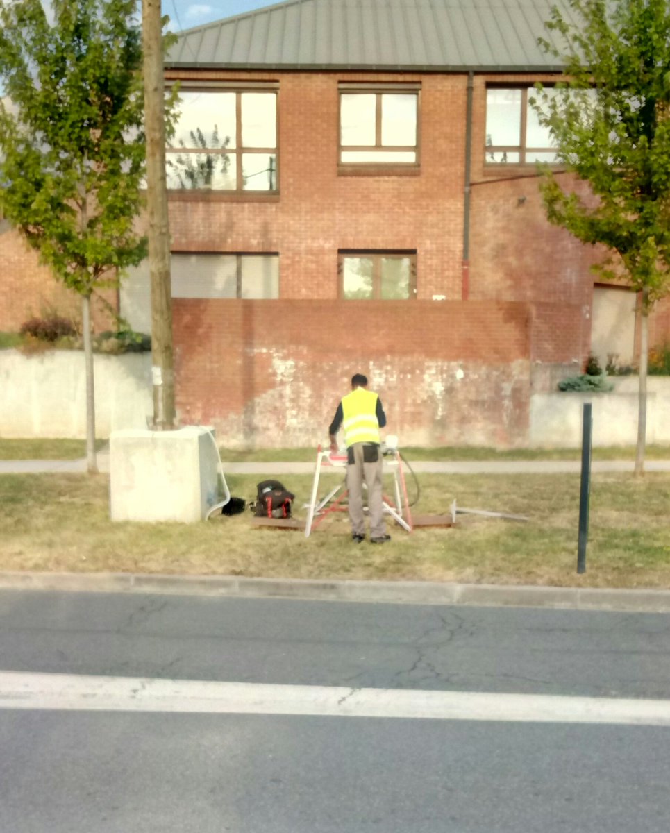 GeeKroniques's tweet photo. Ça soude de la fibre de bon matin près de chez moi.. Ça sent bon.. #FiberIsComing https://t.co/xyPLkMXpoz