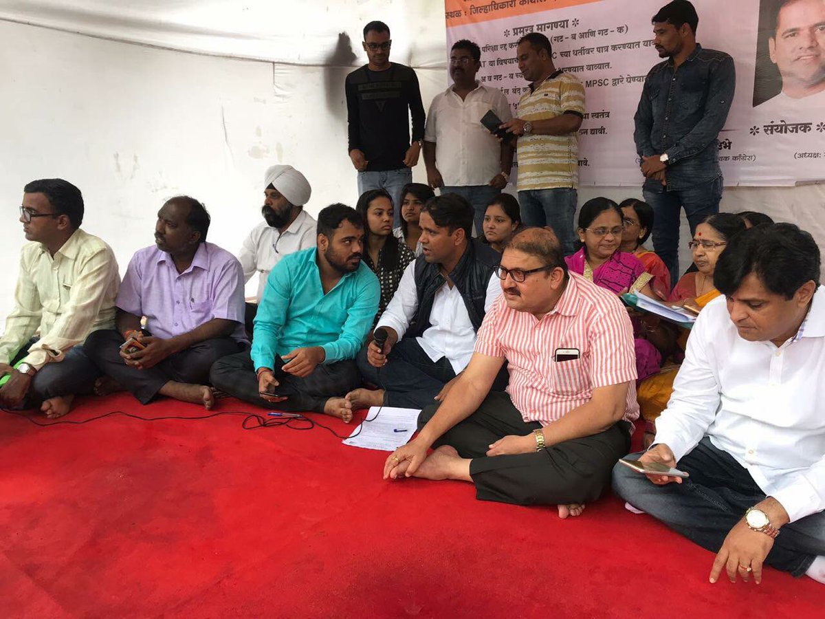 NCPPuneCity's tweet photo. राष्ट्रवादी युवक काँग्रेस तर्फे #MPSC करणाऱ्या विद्यार्थ्यांच्या मागण्यांसाठी एक दिवसीय लाक्षणिक उपोषण जिल्हा अधिकारी कार्यालय पुणे येथे करण्यात आले. यावेळी खासदार @supriya_sule यांनी आंदोलनकर्त्या विद्यार्थ्यांची भेट घेत त्यांना पाठिंबा दिला. @Dev_Fadnavis @AjitPawarSpeaks @NCP https://t.co/1sCNid1vp0