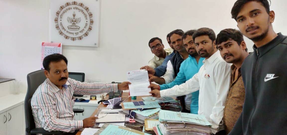 NCPPuneCity's tweet photo. राष्ट्रवादी युवक काँग्रेस तर्फे #MPSC करणाऱ्या विद्यार्थ्यांच्या मागण्यांसाठी एक दिवसीय लाक्षणिक उपोषण जिल्हा अधिकारी कार्यालय पुणे येथे करण्यात आले. यावेळी खासदार @supriya_sule यांनी आंदोलनकर्त्या विद्यार्थ्यांची भेट घेत त्यांना पाठिंबा दिला. @Dev_Fadnavis @AjitPawarSpeaks @NCP https://t.co/1sCNid1vp0