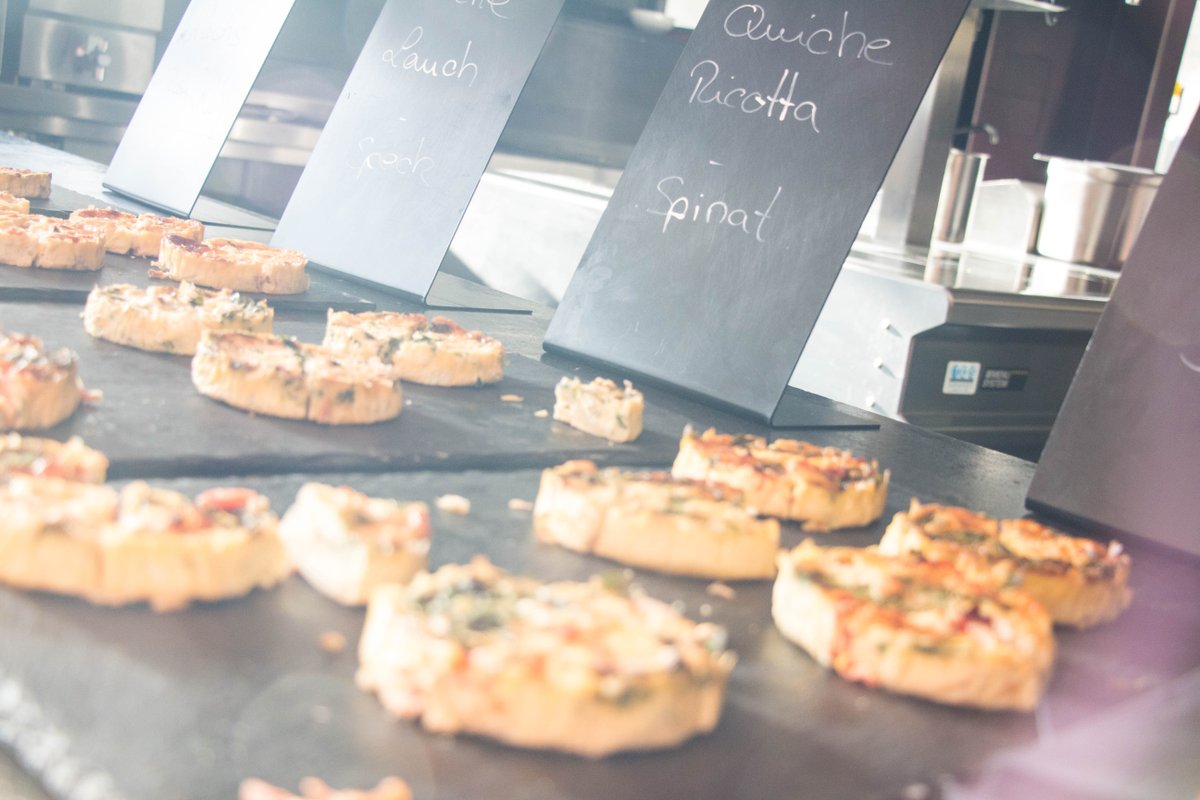 Handliche vegane und nicht-vegane Quiches, kunstvoll angerichtet auf Granitplatten von der Sipgate Kitchen