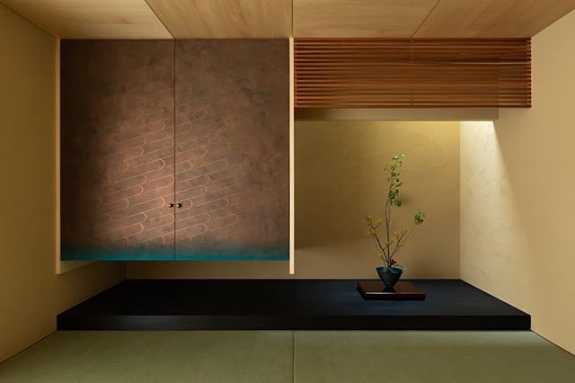 ハース建築設計事務所 在 Twitter 上 T Co Dcws0luiva 和室 床 吊押入 ハース建築設計事務所 Heartharchitects 和室 床の間 押入れ 野田版画工房 天窓 光 生け花 池坊 自由花 和モダン 質感 空気感 ストーリーのある暮らし 左官 格子