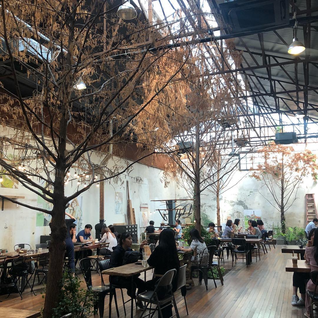 CapitaLand's tweet photo. Calling #cafeaddicts! 🇰🇷 is bursting with Instagrammable #cafes just waiting to be discovered 🌈. Here's our handy guide of the chillest hotspots to see and be seen in https://t.co/n2kxvW7Y3Z  

📸: @ hasumin[dot]kr; @ heady129

#Seoul #Jeju #Cafehopping https://t.co/89tj0QL1r8