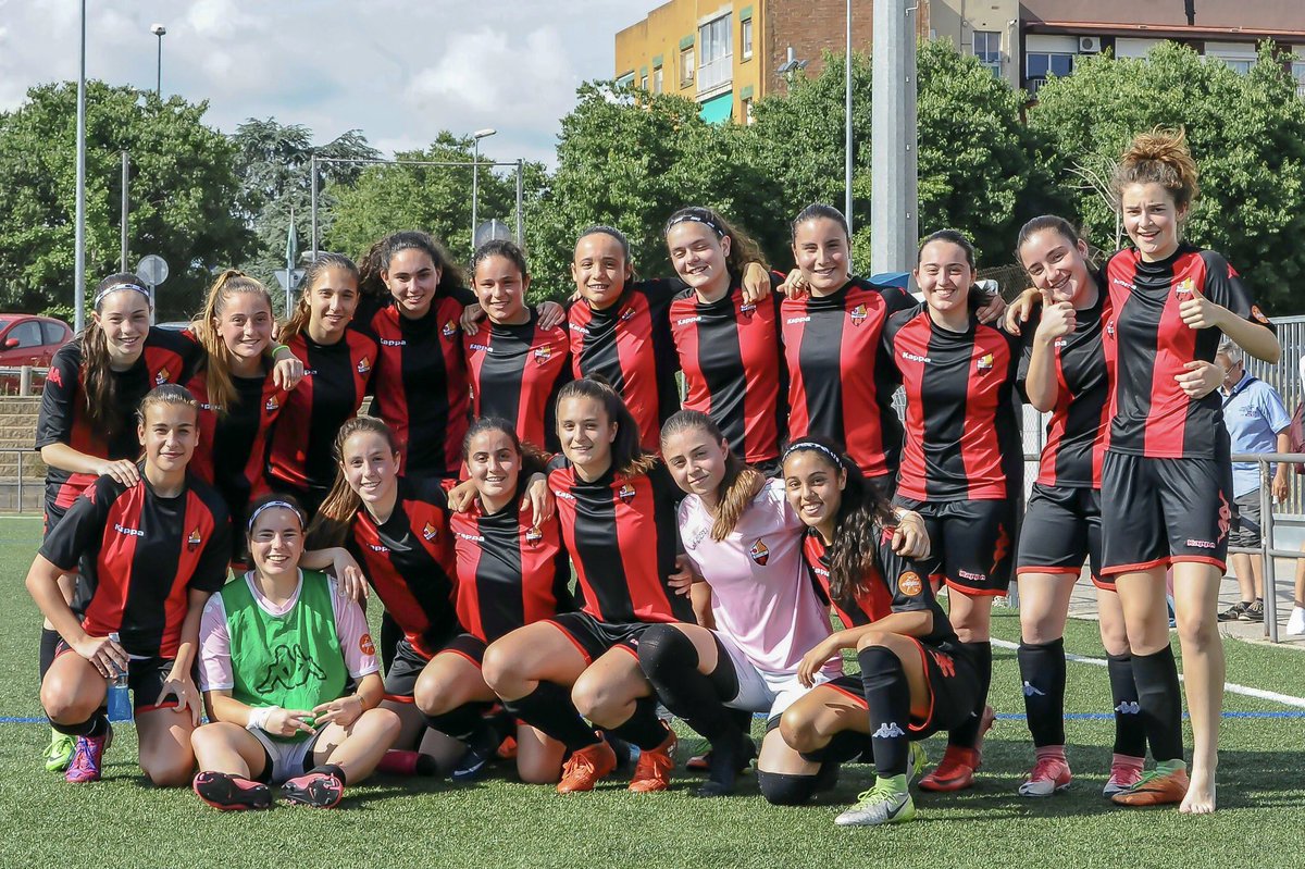 ReusFem's tweet photo. Great season memories ✨
#greatseasonmemories #goalcellebration #goal #cellebrating #goals❤️ #heart #cfreusfem #cfreus #futfem #futfemcat https://t.co/qBPgatZMNc