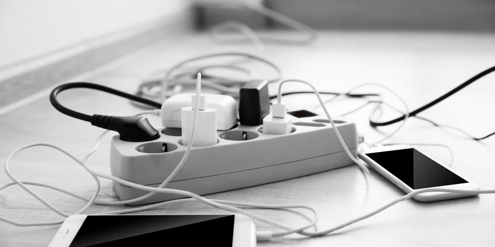 ELEKTROpluscom's tweet image. Sind nicht genug #Steckdosen vorhanden, kommen in vielen Haushalten #Mehrfachstecker zum Einsatz. Aber Achtung! Bei unsachgemäßem Gebrauch oder mangelnder Qualität der Steckdosenleiste besteht schnell #Brandgefahr: 
blog.elektro-plus.com/2018/gefahr-st… 
©Africa Studio/adobe.stock.com