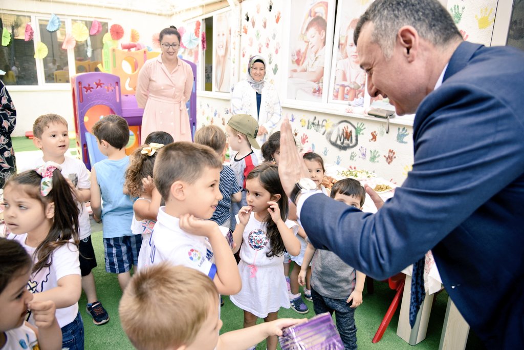 tahirbuyukakin's tweet photo. Güne çocuklarla, onların tertemiz dünyalarına misafir olarak Mor Mavi Anaokulu'nda başladık. Her birinin gözlerindeki o ışıkla dünyayı daha da aydınlatacaklarına eminim. https://t.co/fbMTaybnvp