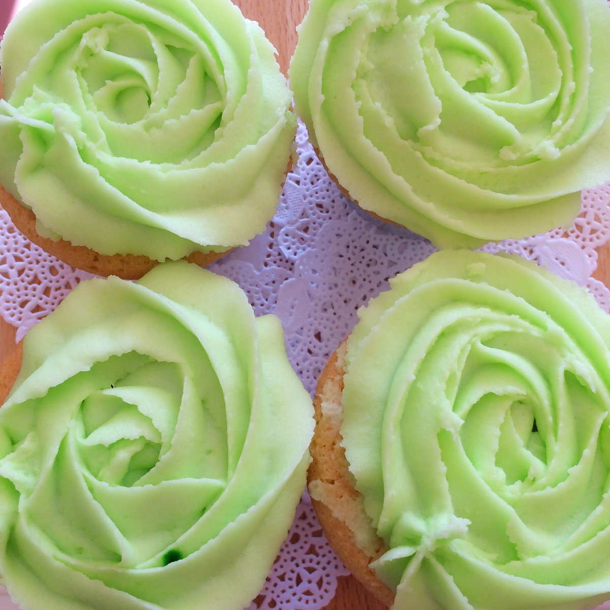 LafontanaCafe01's tweet photo. Look at our beautiful and delicious homemade cakes! Orange sponge & some vibrant lime green coated cupcakes . Get them quick #ThamesDitton #elbridge #surreylife https://t.co/zHG6DAzxEY