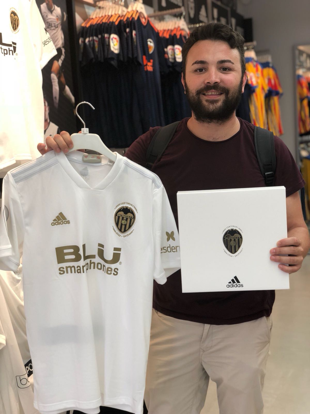 Valencia CF on Twitter: "😍🎁 ¡Ya están aquí! Todos aquellos que ya tengáis la camiseta Gold Edition 💯 la compréis a partir ahora, tendréis en las Tiendas Oficiales @valenciacf vuestra