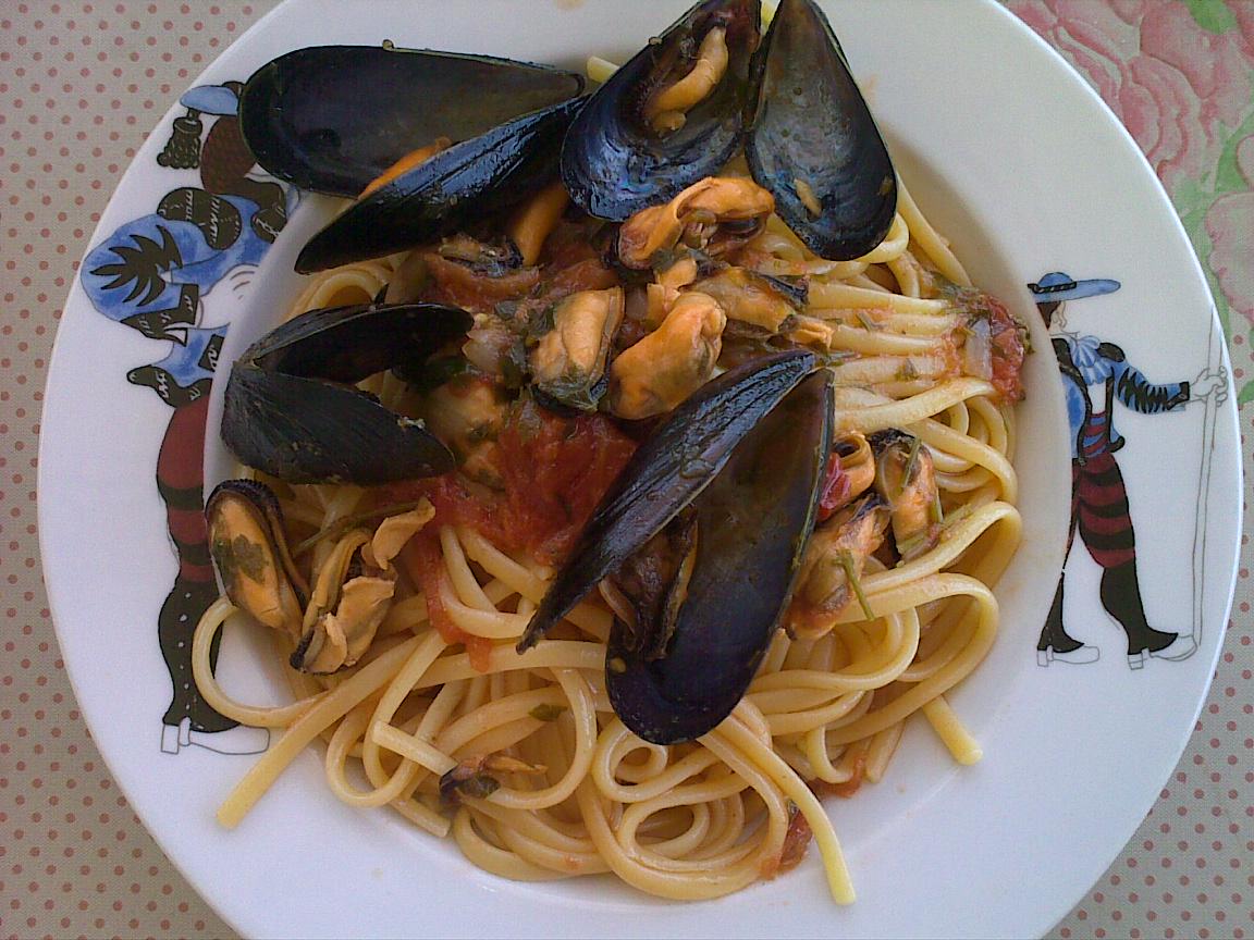 Very tasty #Italian #pasta #recipe with mussels, tomato sauce, parsley, onion, garlic, extra virgin olive oil, salt, chili pepper.