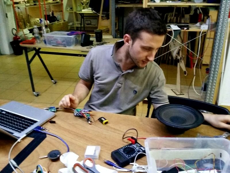 wemakecc's tweet photo. È tornato a trovarci il nostro mitico Giulio Berretta che prosegue nella ricerca e realizzazione di strumenti elettronici con dispositivi parlanti utilizzabili da #ipovedenti o #ciechi: un #termometro! #VoiceInstruments #care #makerspace #fablab #opencare https://t.co/O20juKKqAO https://t.co/FKDm96j0Dp