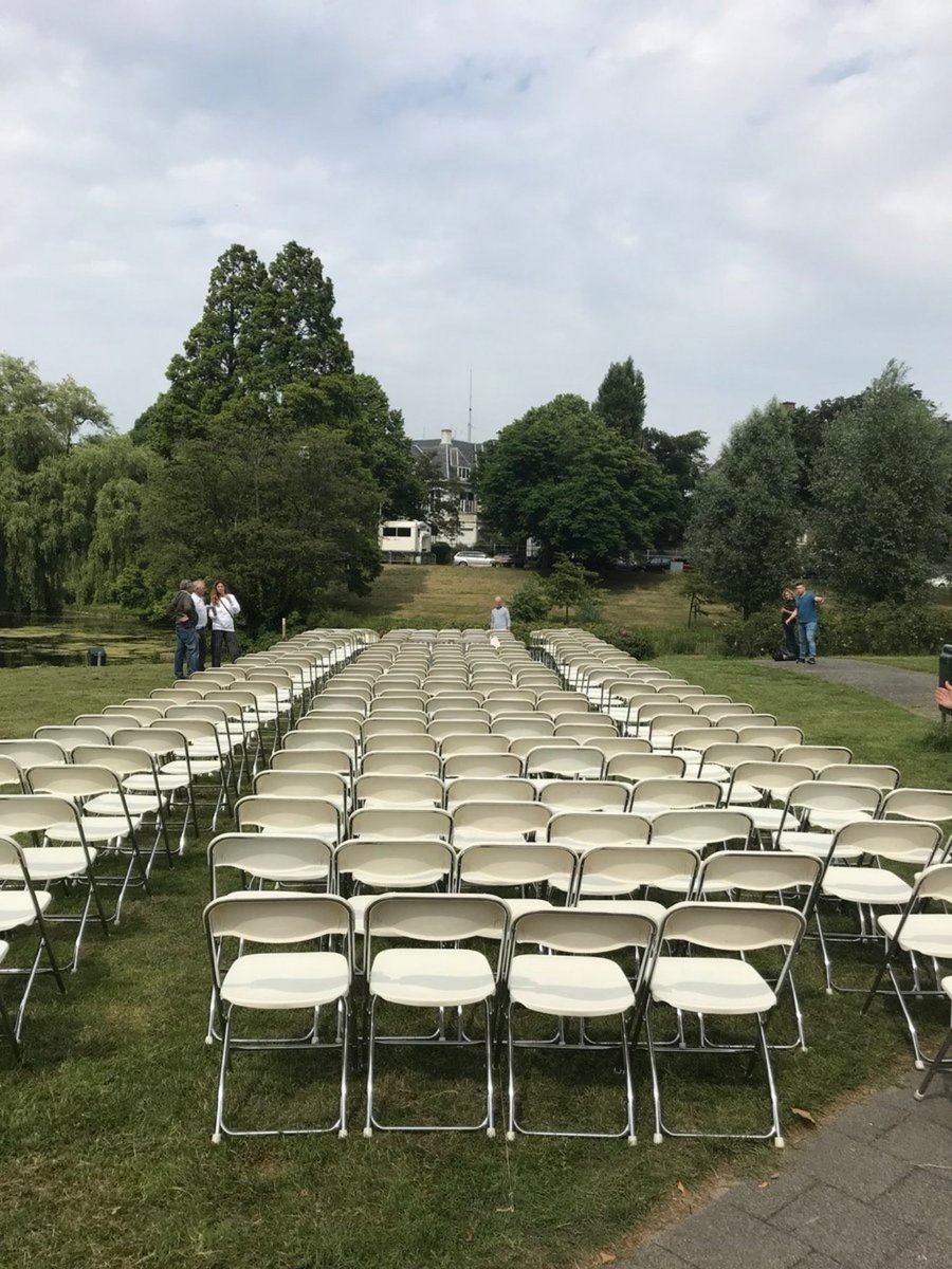 Recently #MH17 relatives placed 298 empty chairs in front of the Russian embassy in The Hague.