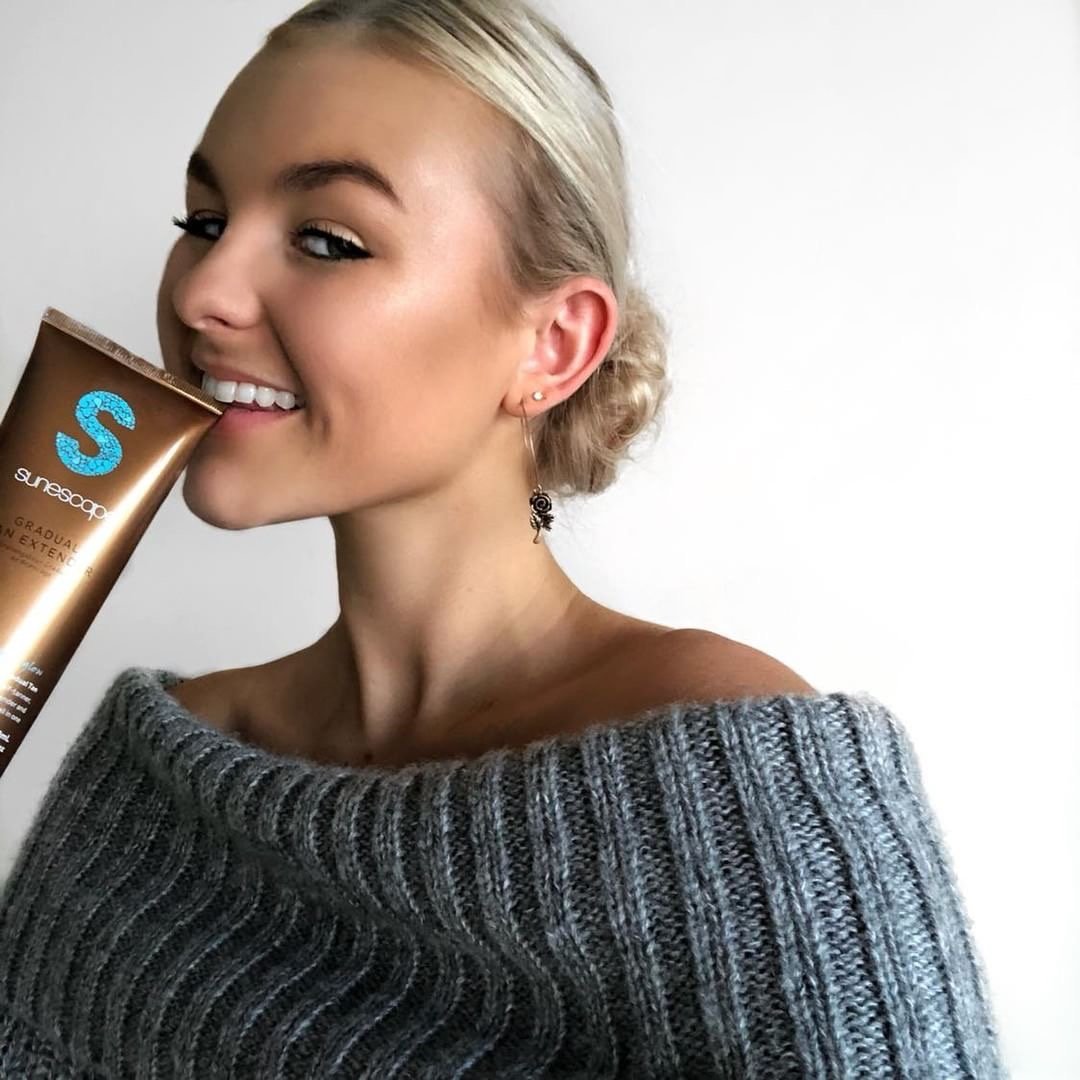 SunescapeTan's tweet photo. @chelseamitchellxo may have just had a sizzling holiday in Bali, but when she’s back home this #bronzedbabe keeps up her glow with our self-tanning products, including the hydrating Gradual Tan Extender, perfect for winter. https://t.co/qJsniKiscb