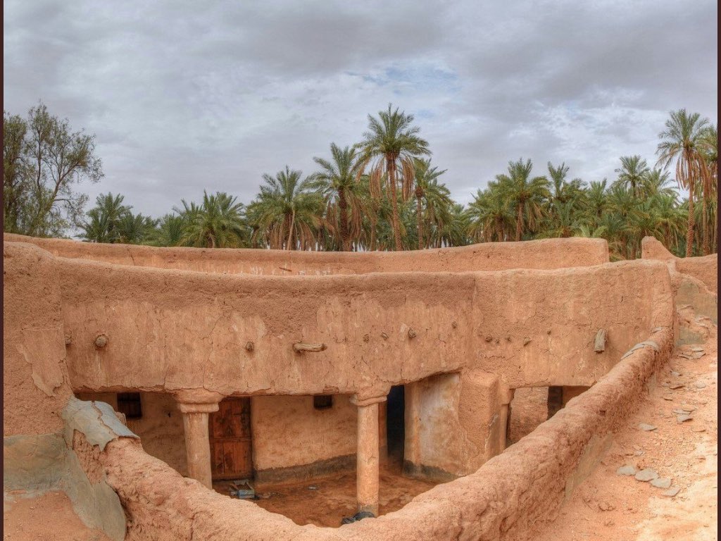 مرّت سنون بالوصال وبالهنا
فكأنها من قصرها أيام

ثم انثنت أيام هجر بعدها
فكأنها من طولها أعوام

ثم انقضت تلك السنونٌ وأهلها
فكأنها وكأنهم أحلامُ