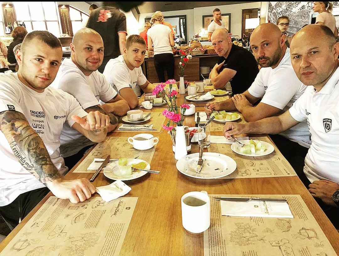 janusz_ksawery's tweet photo. Nie tylko Sławomir lubi Zakopane , obóz #KnockoutPromotions rozpoczął się w zacnym gronie 👊 @boxingfun @kibic17 @m_fudala @KamilWolnicki @Piotr_Lis_ @mszkolnikowski https://t.co/VLQqyfVBPm