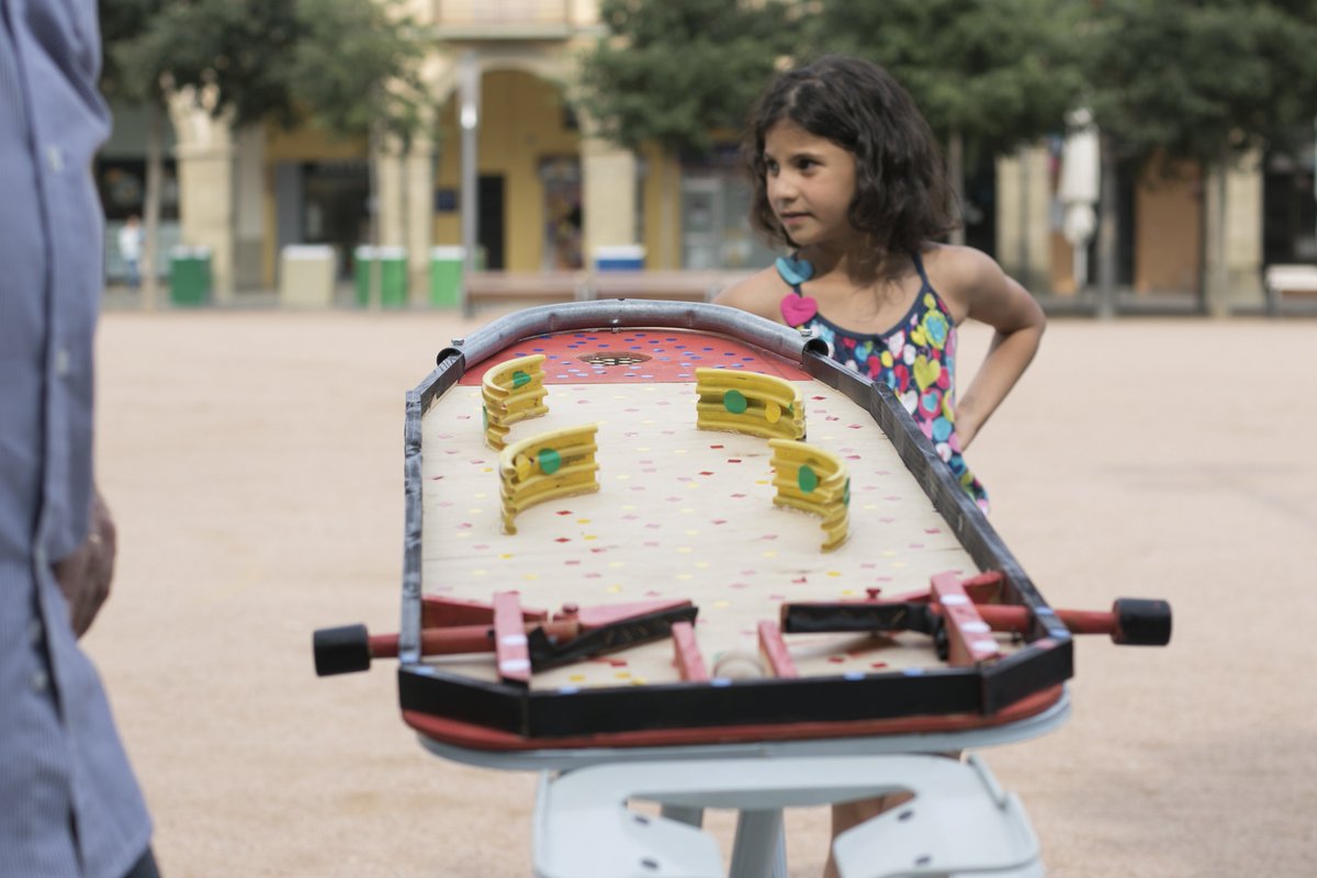 XESSOsona's tweet photo. 🤹‍♀️Voleu jugar amb jocs fets amb material reciclat de la deixalleria? Com un pinball fet en una fusta de planxar vella? O practicar l'slackline amb els joves de #SomCims?
📅Ho podreu fer el 28/7 a l'#alTERnat2018!
▶️En parlem en aquest reportatge! 👇
https://t.co/OsMJmonBhE https://t.co/atq4xHfkPp