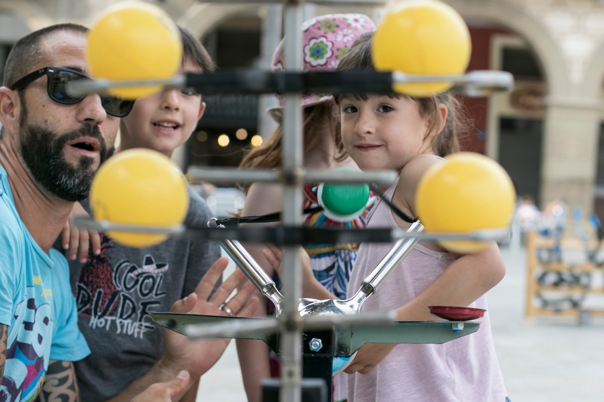 XESSOsona's tweet photo. 🤹‍♀️Voleu jugar amb jocs fets amb material reciclat de la deixalleria? Com un pinball fet en una fusta de planxar vella? O practicar l'slackline amb els joves de #SomCims?
📅Ho podreu fer el 28/7 a l'#alTERnat2018!
▶️En parlem en aquest reportatge! 👇
https://t.co/OsMJmonBhE https://t.co/atq4xHfkPp