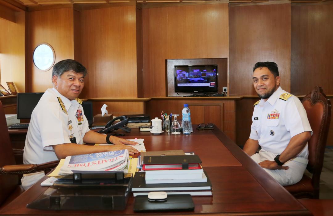 The Chief and his new deputy..
TS <a href="/mykamarul/">Kamarul</a> menerima kunjungan hormat TPTL baharu Datuk Mohd Reza