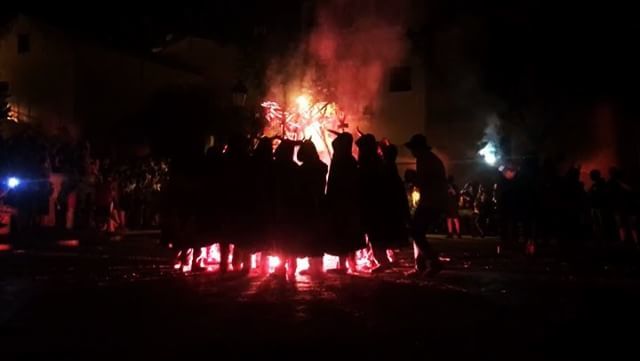 diablesrapita's tweet photo. Encesa de lluiment per les Festes del Quadre de Torredembarra (14-07-2018) @diablestorredembarra .
.
#balldiablesrapita #larapita #larapitapenedes #penedes #diables #cercavila #ballstradicionals #fmlarapita #fmlarapita2018 #roadtofogardera2018 #focperse… https://t.co/ZRgiy7pjKI https://t.co/BAkbAtw7iY