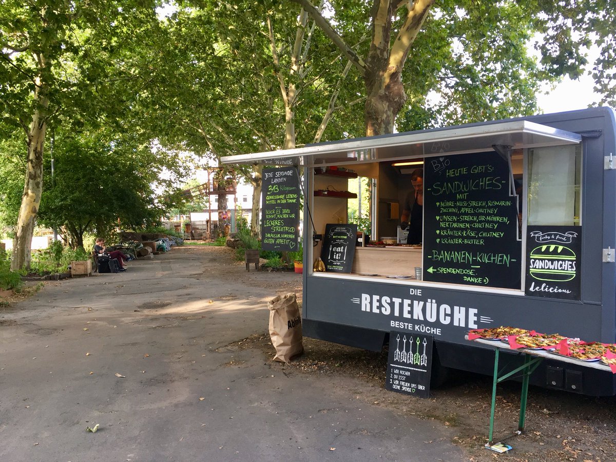 ShoutOutLoudFFM's tweet photo. Wenn @RobertHabeck, der Bundesvorsitzende der @Die_Gruenen, im Neuen Frankfurter Garten mit Bürger*innen diskutiert, sind wir natürlich nicht weit! 😏🙌 Unser #Resteküche-Catering aus geretteten Lebensmitteln ist jetzt auch offiziell Robert-approved 🤩 #KeinEssenfürdieTonne https://t.co/aIy358GQ17