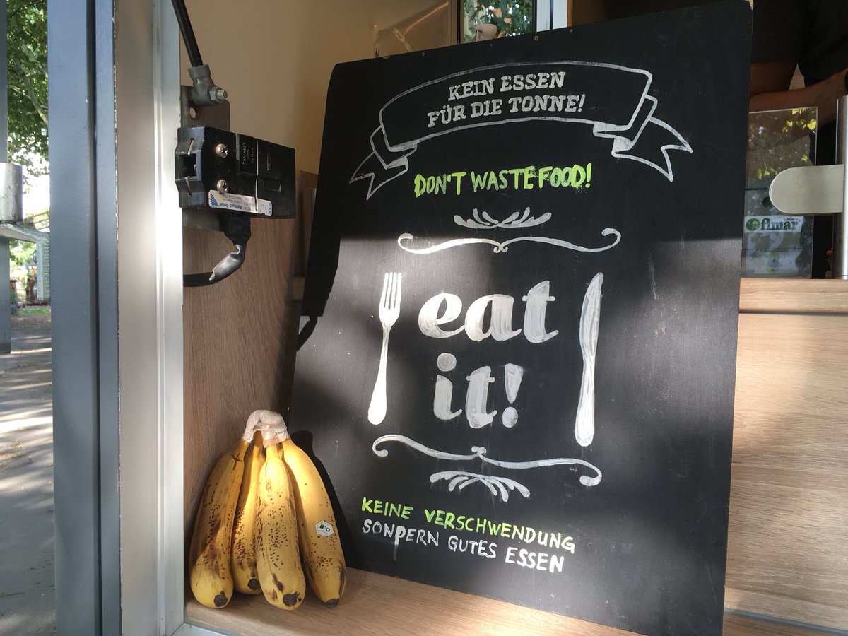 Wenn @RobertHabeck, der Bundesvorsitzende der <a href="/Die_Gruenen/">BÜNDNIS 90/DIE GRÜNEN</a>, im Neuen Frankfurter Garten mit Bürger*innen diskutiert, sind wir natürlich nicht weit! 😏🙌 Unser #Resteküche-Catering aus geretteten Lebensmitteln ist jetzt auch offiziell Robert-approved 🤩 #KeinEssenfürdieTonne