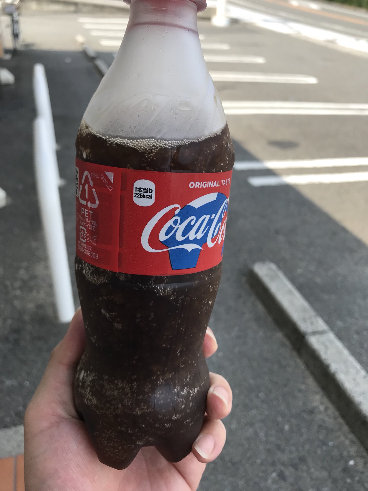 小庵 春 コンビニで謎のコーラ自販機 を発見したので購入してみましたが キャップを開けてひと口飲んで またキャップを閉めてボトルを逆さまにすると 中身が凍るんですよどうなってるのこれ T Co Gfjreioh8z Twitter