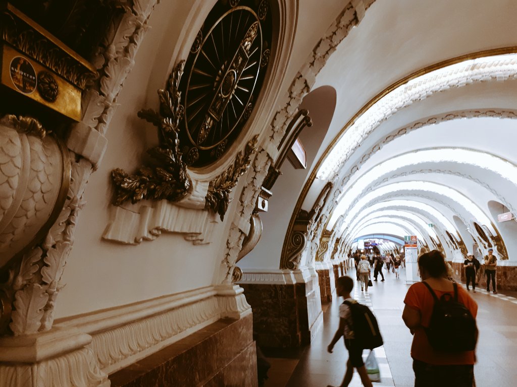 IHuditsch's tweet photo. Das nenn ich mal eine UBahnstation.... #esterhazyontour in #stPetersburg #Russland https://t.co/3WMtsnYRmh