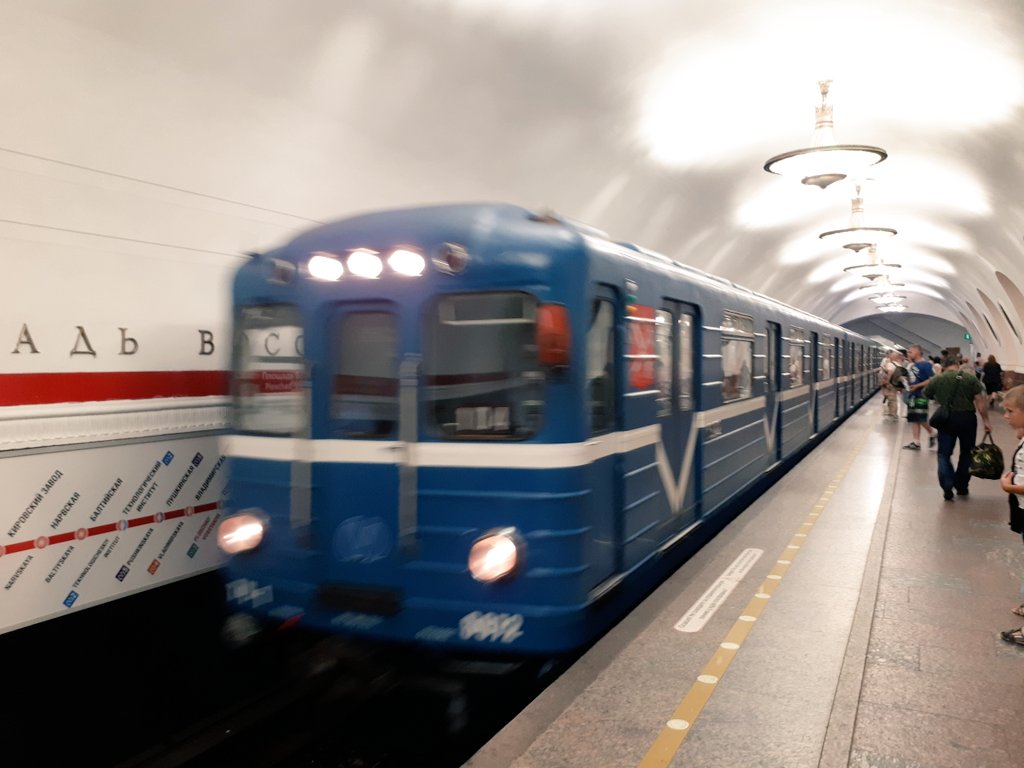 IHuditsch's tweet photo. Das nenn ich mal eine UBahnstation.... #esterhazyontour in #stPetersburg #Russland https://t.co/3WMtsnYRmh