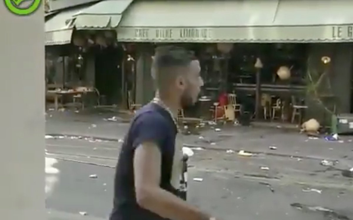 Fiefienix's tweet photo. @Agasias1 @PoliceNationale @PoliceNat75 @prefpolice 
Je vous prie de trouver la photo du meneur et de sa tentative d'homicide sur un homme à terre, coup de pied en pleine tête.

Merci à mes followers de RT la photo de cette hyène pour qu'elle sente ce que c'est d'être pourchassé. https://t.co/75a7mmuiTm