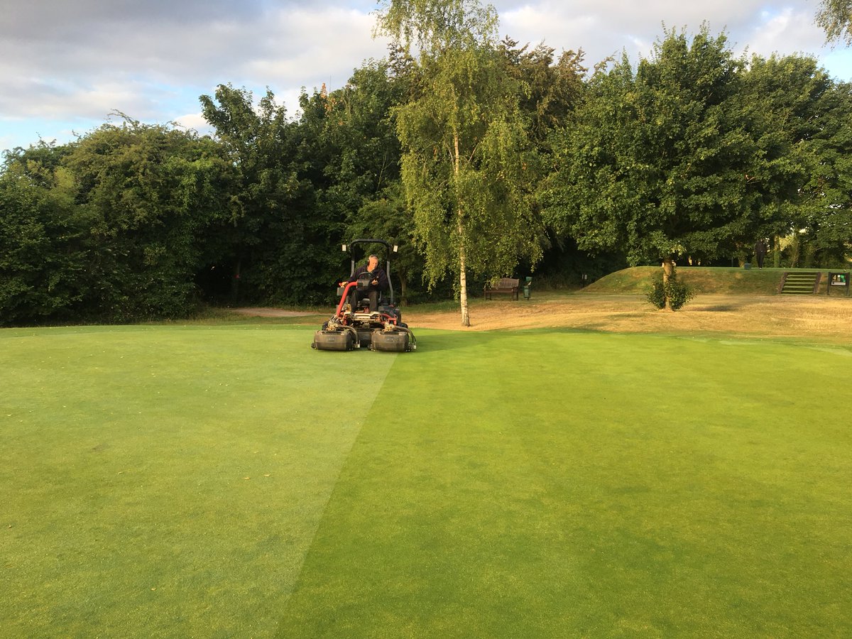 MarkSim93794378's tweet image. Course set-up for ladies captains day 🏌🏻‍♂️holes changed, whitened, greens cut and bunkers raked #tidy #shotgunstart #ladiesgolf @KingsdownGC