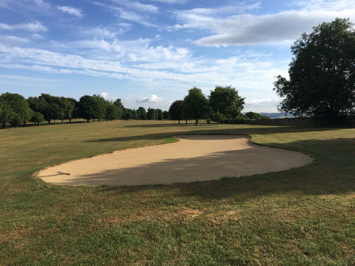MarkSim93794378's tweet image. Course set-up for ladies captains day 🏌🏻‍♂️holes changed, whitened, greens cut and bunkers raked #tidy #shotgunstart #ladiesgolf @KingsdownGC