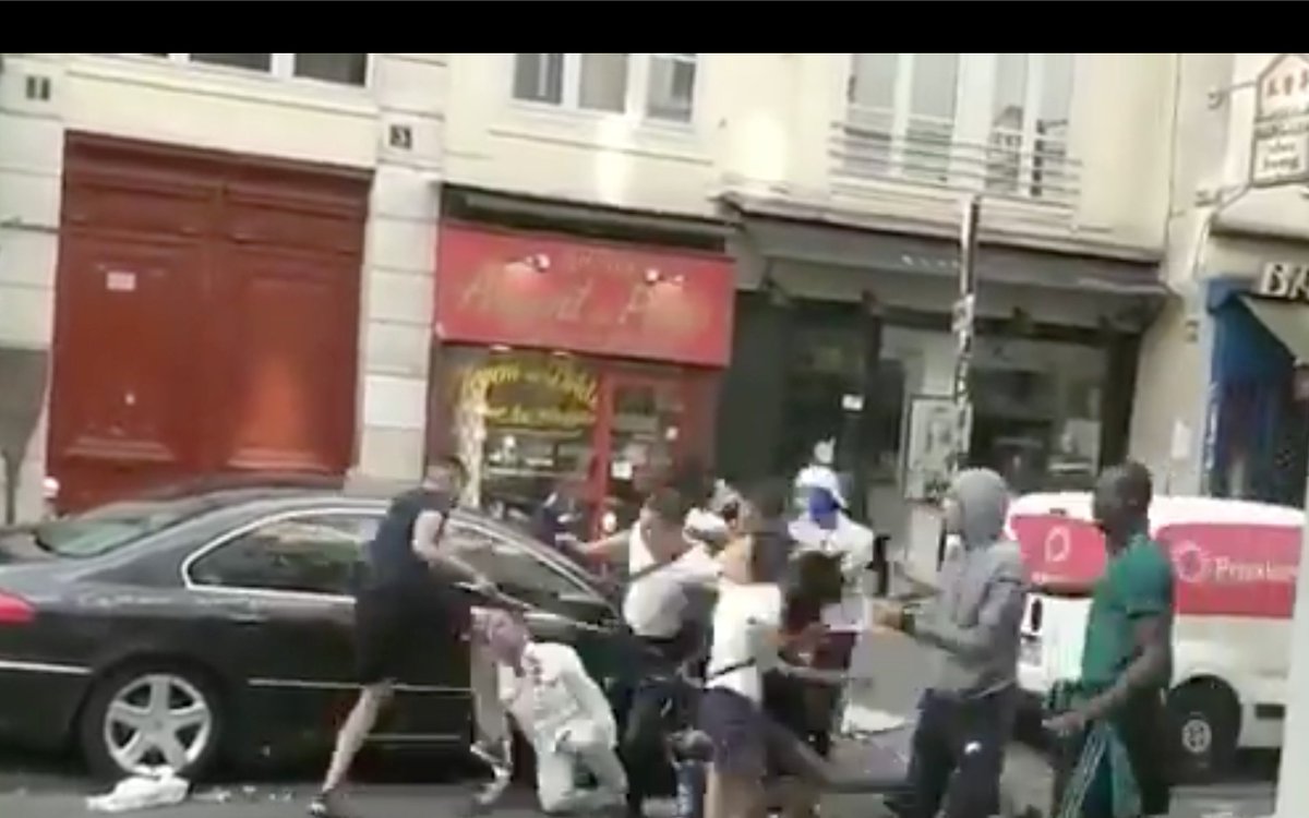 Fiefienix's tweet photo. @Agasias1 @PoliceNationale @PoliceNat75 @prefpolice 
Je vous prie de trouver la photo du meneur et de sa tentative d'homicide sur un homme à terre, coup de pied en pleine tête.

Merci à mes followers de RT la photo de cette hyène pour qu'elle sente ce que c'est d'être pourchassé. https://t.co/75a7mmuiTm
