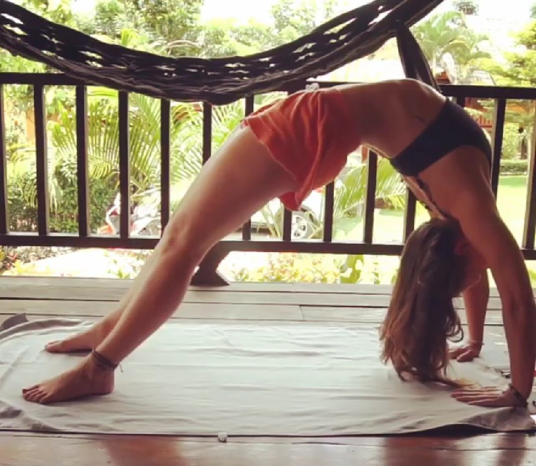 barebalanceuk's tweet photo. Getting that #fullwheel in before breakfast. #yoga is an excellent way to start your day - it helps to ease the mind so you can compose yourself for the day ahead. #wheelpose #backbend #yogatraveller #Pai #yogi #thaiyoga #yogabackbend #yogawheel #yogapants https://t.co/riVPCfyeWE