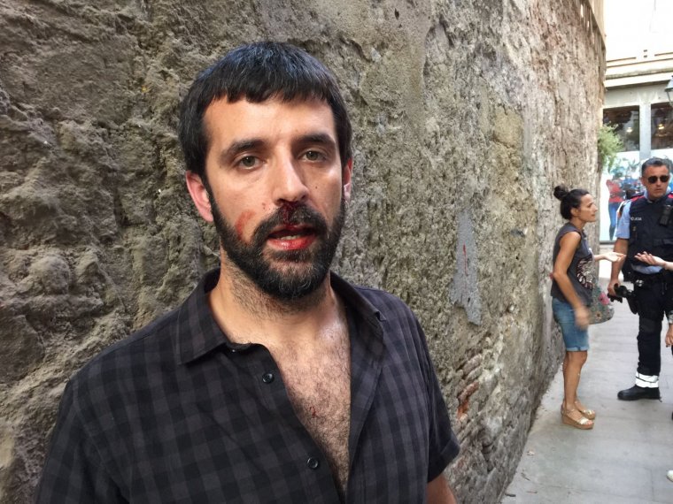 yaninasoviet's tweet photo. Un policía ha agredido al fotoperiodista Jordi Borràs al grito de "¡Viva Franco!" y "¡Viva España!". Si hubiese sido al revés sería terrorismo.

ESPAÑA ES UN PAÍS MARAVILLOSO. https://t.co/Rj7WlxZtml