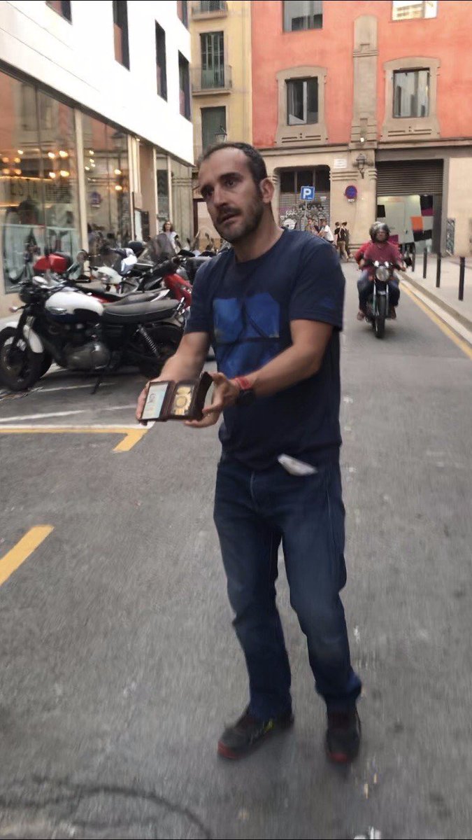 yaninasoviet's tweet photo. Un policía ha agredido al fotoperiodista Jordi Borràs al grito de "¡Viva Franco!" y "¡Viva España!". Si hubiese sido al revés sería terrorismo.

ESPAÑA ES UN PAÍS MARAVILLOSO. https://t.co/Rj7WlxZtml